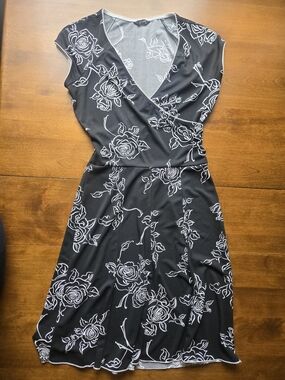 Zinc Black White Rose Floral Faux Wrap Dress Women's XS Small Stretch Midi Dress